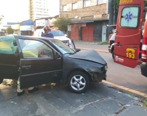 Motorista morre após bater carro em poste na área central de Londrina