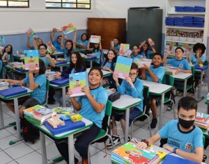 Londrina: Alunos voltam às aulas e recebem uniformes e material