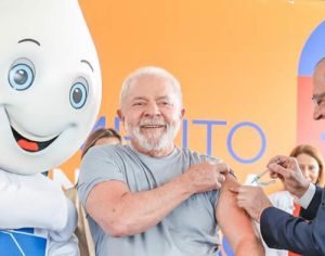 Zé Gotinha voltou: Lula lança campanha e é vacinado contra covid por Alckmin