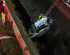 Jovem capota carro e cai em córrego na Dez de Dezembro