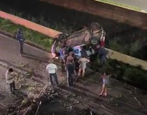 Motorista fica ferida após carro cair de pontilhão na Dez de Dezembro
