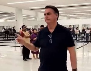 Bolsonaro é recebido por cerca de 350 apoiadores em retorno ao Brasil