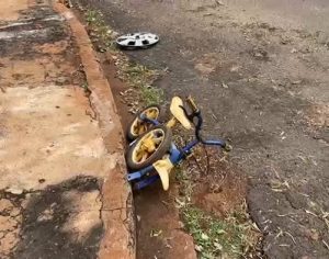Menino de 8 anos fica ferido após colidir bicicleta contra carro em Londrina