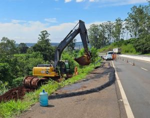 DER realiza recuperação de local com rachaduras na PR-445 em Londrina