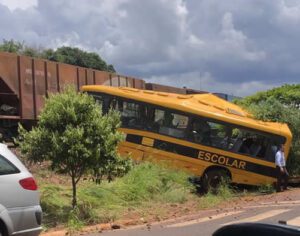 Motorista de ônibus da APAE em colisão com trem é indiciado por homicídio