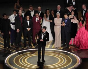 ‘Tudo em Todo Lugar ao Mesmo Tempo’ vence Oscar de melhor filme