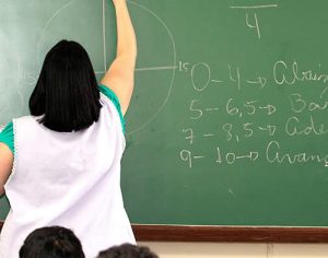 Governo autoriza concurso para contratar professores e pedagogos no Paraná