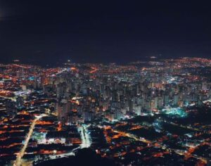 Imagem aérea impressionante da noite em Londrina