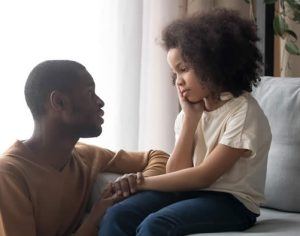 Ataques em escolas: Como falar sobre o assunto com as crianças?
