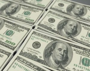 Dólar fecha abaixo de R$ 5 pela primeira vez em dez meses