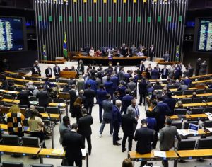 Câmara aprova reforma tributária com 375 votos favoráveis