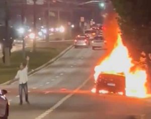 Carro pega fogo e assusta motoristas na Avenida Tiradentes em Londrina