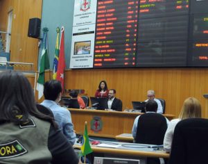 Vereadores de Londrina derrubam veto de PL para comércio abrir 24 horas