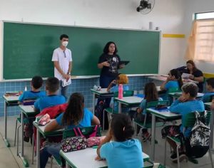 Estudantes da UEL visitam escolas para falar sobre assuntos jurídicos