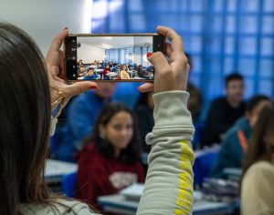 Reconhecimento facial em chamada chega a 1,6 mil colégios do Paraná
