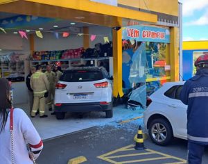 Carro invade loja na Avenida Maringá em Londrina e atinge cliente