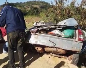 Caminhão tomba e colide com carro na PR-445 em Londrina