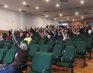 Professores da UEL decidem suspender greve após quase 40 dias