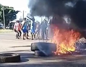 Indígenas bloqueiam PR-445 em Londrina em ato contra marco temporal