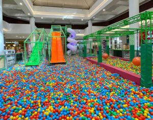 Parque com cores neon é atração para criançada em junho e julho em Londrina