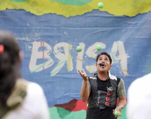 Sarau leva arte e música para moradores de rua na Concha Acústica