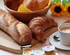 Petit déjeuner: Conheça o café da manhã na França