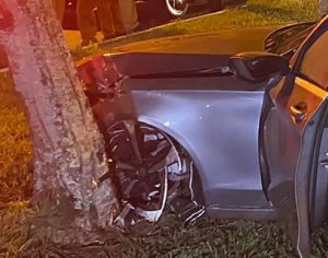Duas pessoas ficam feridas em acidente com carro de luxo em Londrina