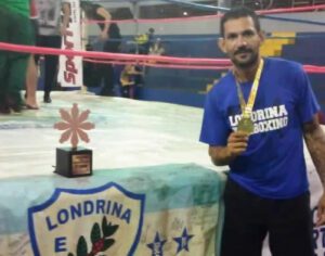 Atleta londrinense do kickboxing participa de treinos da Seleção Brasileira