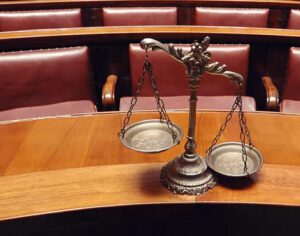 Homem é condenado a 8 anos por tentativa de feminicídio em Londrina