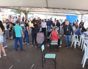 Feira de serviços gratuitos atende mais de 10 mil pessoas em Londrina