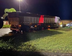 RML: Homem morre em acidente entre carro e caminhão na PR-445