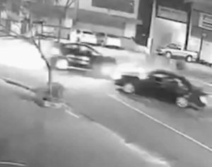 Vídeo mostra acidente que ejetou criança de carro no Centro de Londrina