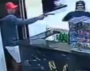 Vídeo: ladrão morre e PM é baleado em tentativa de assalto em Londrina
