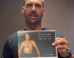 Filho de Bolsonaro vende calendário com o pai sem camisa por R$ 69,90