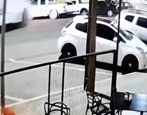 Vídeo: caminhão desgovernado atinge mais de 20 carros no Paraná