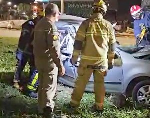 Casal de jovens morre após acidente em rotatória da Avenida Maringá