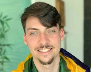 Filho de Bolsonaro é alvo de operação da polícia e tem celular apreendido