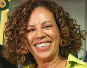 Em cerimônia histórica, TSE empossa primeira ministra negra no tribunal