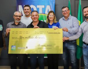 Ganhador do Nota Paraná recebe cheque de R$ 1 milhão em Cambé