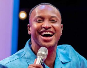 Shopping de Londrina presenteia clientes com show do Thiaguinho