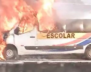 Van escolar é consumida por fogo na Avenida Dez de Dezembro; vídeo