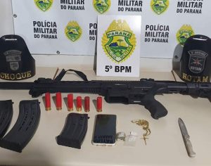 Londrina: acusado de disparar tiros na rua é preso pela PM dentro de lixeira