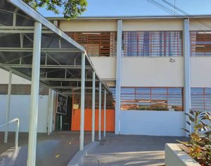 Aluno em surto ataca colegas com faca em colégio estadual de Londrina