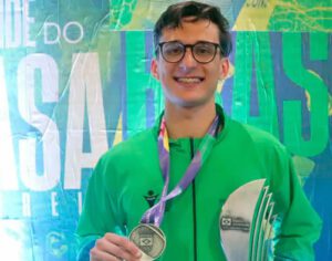 Atleta londrinense integra equipe vice-campeã do Brasileiro Escolar