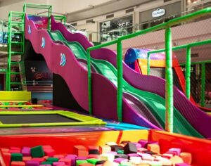 Mega tobogã, camas elásticas e slackline são atrações de shopping de Londrina
