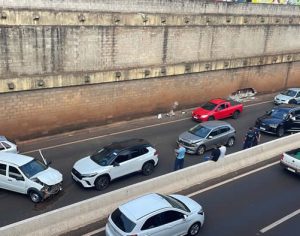 Carro bate em mureta e causa três colisões na PR-445 em Londrina