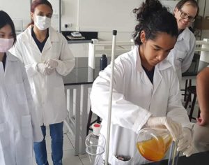 Alunas de Assaí criam biocombustível para transporte escolar