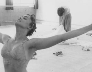 Festival de Dança de Londrina homenageia Carina Corte nesta quinta