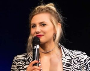 Humorista Lea Maria apresenta espetáculo em Londrina neste sábado