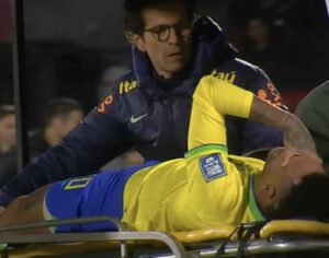 Neymar rompe ligamento do joelho e ficará pelo menos seis meses fora